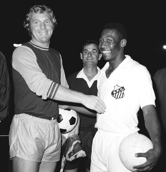 No Santos player will wear Pelé's No. 10 until the club returns to 